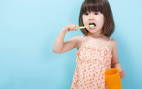 Không phải kẹo ngọt, 4 thói quen sau mới là nguyên nhân chính khiến bé bị sâu răng
