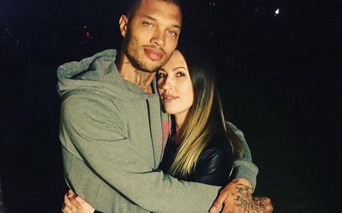 Người mẹ bức xúc khi con mình bị giết bởi băng đảng của tên “tội phạm đẹp trai” đang được cả thế giới tung hô