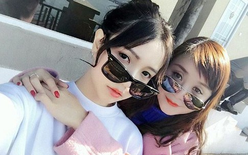 Gia đình bị "thời gian bỏ quên": Bố nhìn như bạn trai, mẹ giống chị gái còn bà thì trông như mẹ