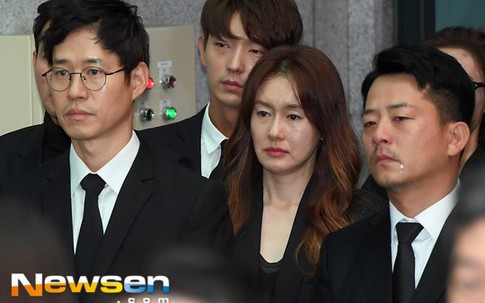 Lễ tang Kim Joo Hyuk: Tình cũ, vợ chưa cưới và dàn sao khóc tiễn đưa
