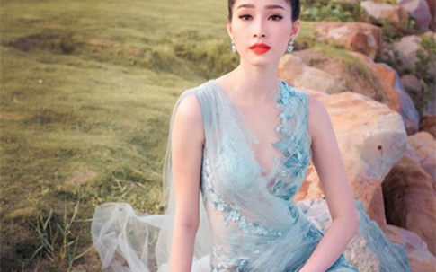 Váy mỏng như sương, sao Việt khiến người đối diện căng mắt vì tò mò