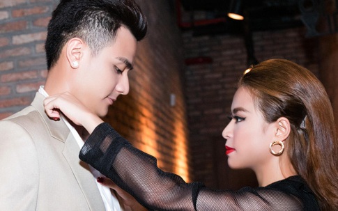 Vĩnh Thụy ôm eo Hoàng Thuỳ Linh trong tiệc sinh nhật của mẹ
