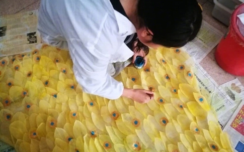 Suốt 6 tháng cặm cụi đi nhặt lá cây, cô gái khiến mọi người sốc nặng khi biết sự thật