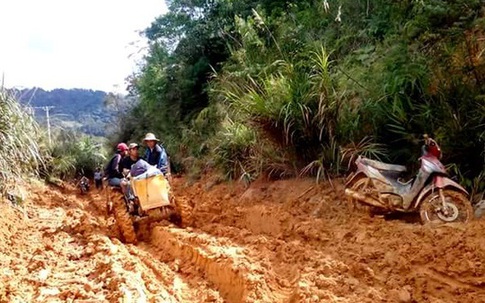 Thêm một nơi có cảnh giáo viên “tắm bùn”