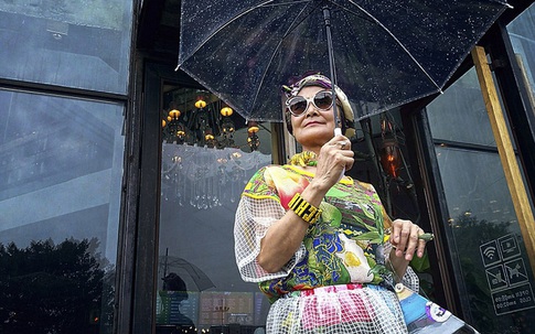 Cụ bà 73 tuổi "chất" như fashionista, lái mô tô, cưỡi ngựa trên Tây Tạng, nhiều người trẻ tuổi còn thua xa