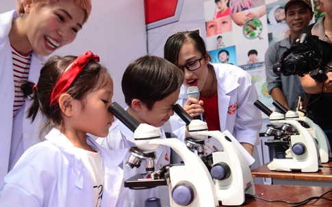 Vừa vào lớp 1, Rio nhà Minh Hà đã trổ tài làm "nhà khoa học nhí"