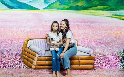 Thúy Hằng và con gái “đọ dáng” ngộ nghĩnh cùng tranh 3D
