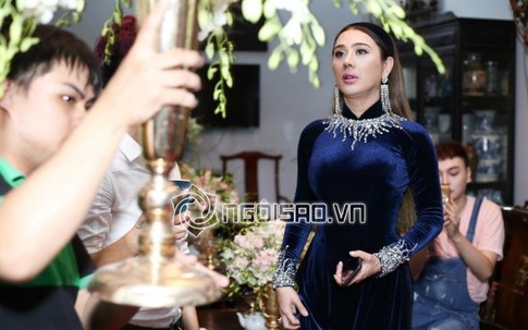 Lâm Khánh Chi diện áo dài nhung xanh dịu dàng, tất bật chuẩn bị cho hôn lễ ngày mai