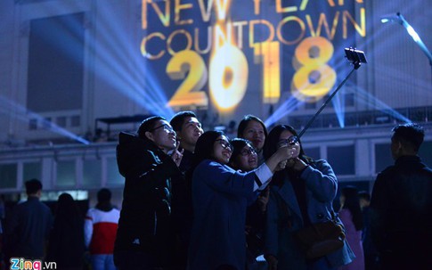 Cả nghìn người đổ ra đường từ chập tối đón năm mới 2018