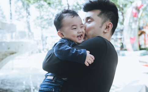 Ưng Hoàng Phúc đùa nghịch cùng con trai đáng yêu