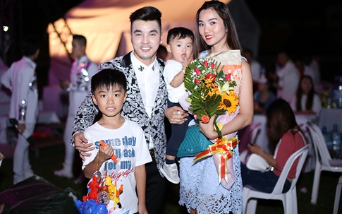 Vợ con đi xem Ưng Hoàng Phúc hát