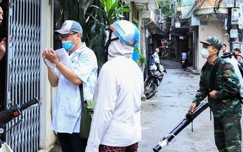 Hà Nội: Đi phun thuốc diệt muỗi, một nữ cán bộ y tế bị người dân hành hung