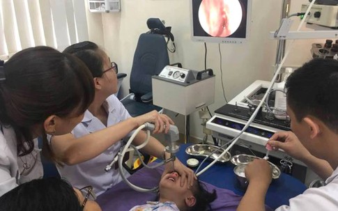 Bé gái 3 tuổi nhập viện vì nhét pin đồ chơi vào mũi