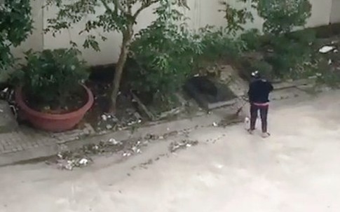 Nghệ An: Phạt người phụ nữ quét và nhét rác xuống cống 1 triệu đồng