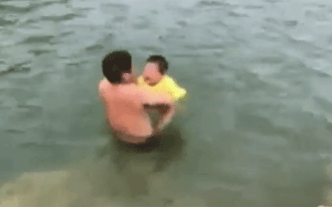 Bố quẳng con xuống nước tập bơi ở Trung Quốc gây tranh cãi