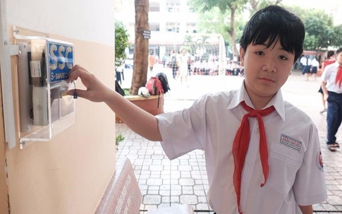 Học sinh tới trường, quẹt thẻ chuyên nghiệp như đi làm
