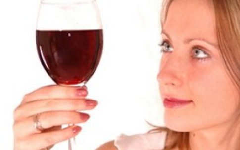 "Thủ thuật" cho chị em, nếu có uống chút bia rượu vẫn không bị đỏ mặt