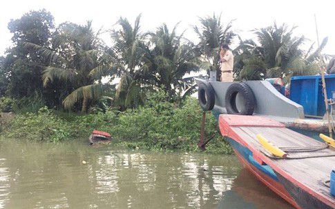Đang ngủ trên ghe cũng bị sà lan tông tử vong