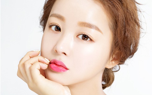 Để môi vừa mềm vừa tươi tắn, các nàng hãy tránh 5 hành động này ngay