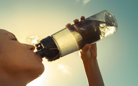 4 sai lầm phổ biến khi uống nước gây hại sức khỏe