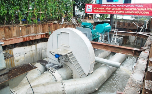 "Siêu" máy bơm nổ máy 15 phút, đường Nguyễn Hữu Cảnh hết ngập ngay lập tức