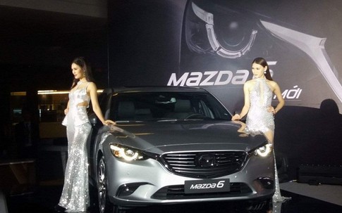 Tháng cô hồn, showroom ô tô thắp hương cầu khách