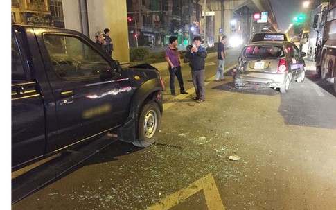 Xe biển xanh tông taxi, 3 người nhập viện