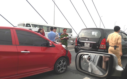 6 xe ô tô tông nhau liên hoàn gây ùn tắc trên cầu Nhật Tân