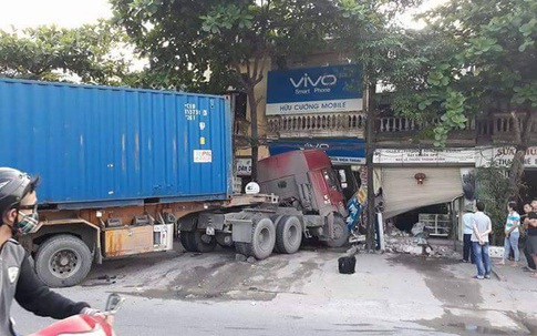 Hà Nội: Container húc xe bồn, tông vào nhà dân