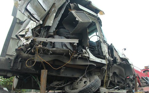 Tài xế thoát chết thần kỳ trong vụ tai nạn liên hoàn khiến xe container nát đầu