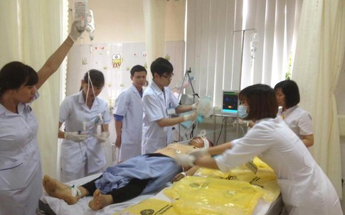 Đâm vào giải phân cách, một phụ nữ bị văng ra khỏi xe ô tô nguy kịch