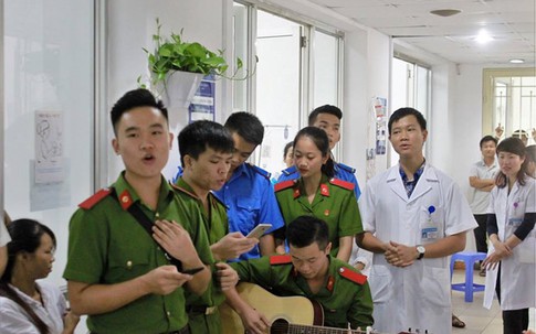 Sinh viên cảnh sát hát tặng 20/10 khiến nhiều bệnh nhân bật khóc