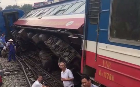 Tàu Lào Cai về Hà Nội bị trật bánh