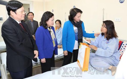 Chủ tịch Quốc hội thăm, tặng quà bệnh nhân ung thư