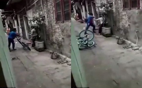 Phẫn nộ thiếu niên 14 tuổi đánh đập mẹ tâm thần vì không lấy được tiền
