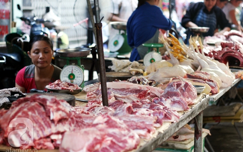 Người Hà Nội tự mổ lợn, hò nhau gom đơn, chia chác vì giá rớt thê thảm