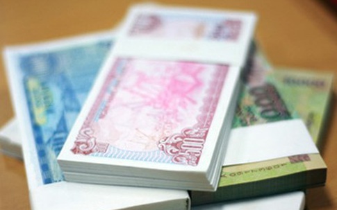 Tiền lẻ "chợ đen" hét phí 200% tờ 100 đồng