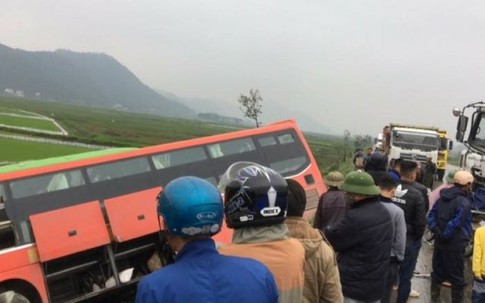 Va chạm với xe tải, xe khách lao xuống ruộng