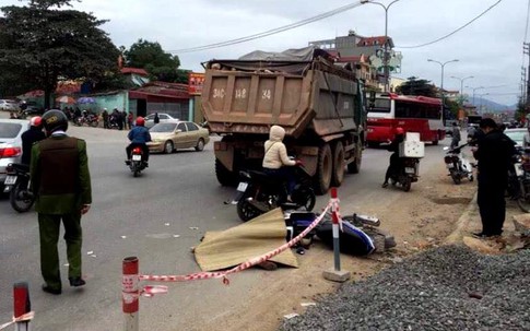 Hải Dương: Đâm vào xe tải, một nạn nhân chết thảm