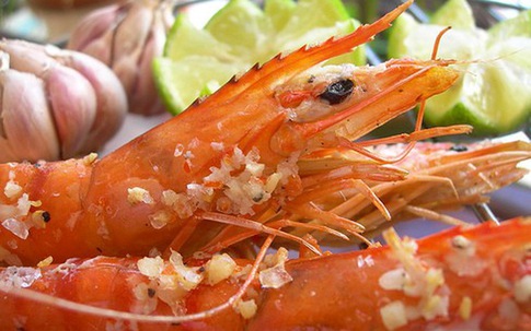 Thực hư vỏ tôm chứa nhiều canxi khiến nhiều người ăn bằng sạch