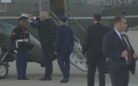 Tổng thống Trump nhặt mũ giúp lính gác trực thăng