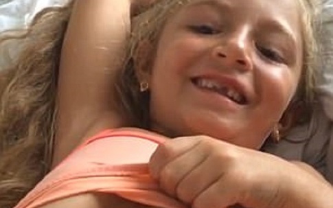 Kỳ lạ bé gái có trái tim nằm ngoài lồng ngực, cứ thở là tim phồng lên