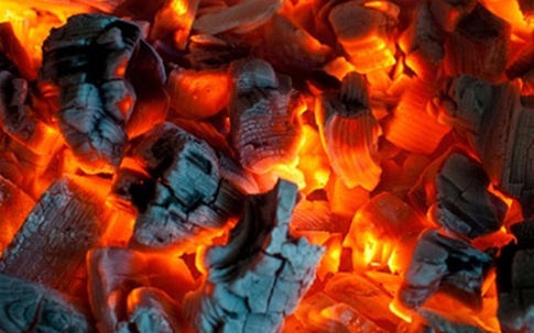 Trẻ sơ sinh tử vong vì nhiễm độc khi sưởi ấm bằng than củi