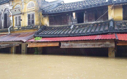 Nhà ca sĩ Quang Linh chìm sâu trong nước lũ