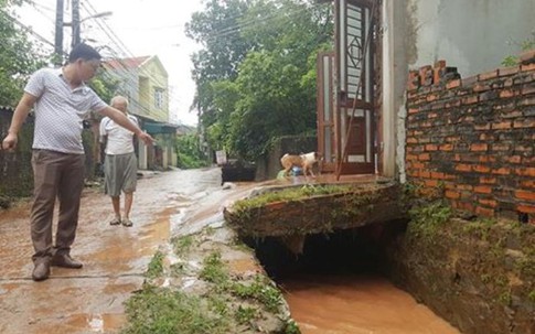 Quảng Ninh: Đi học về hai học sinh bị ngã xuống cống