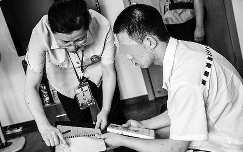 Bị trừ lương nhưng không dám nói với vợ, chồng tự đập đá vào đầu rồi báo bị cướp
