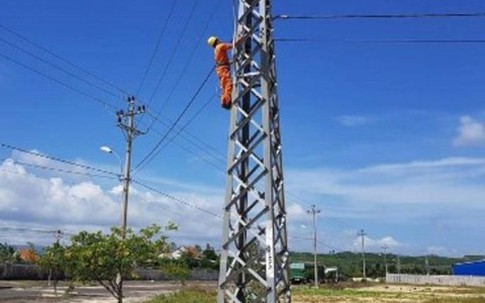 Cảnh báo từ vụ nam sinh trèo trụ điện cao áp vì thách thức của bạn