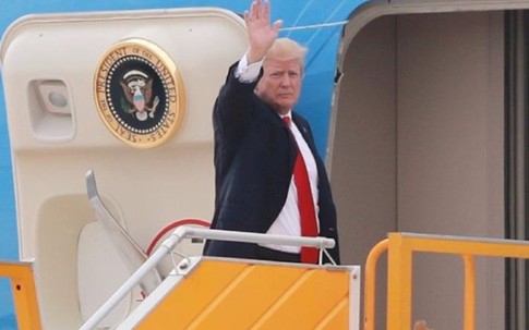 Tổng thống Trump lên Air Force One, chuẩn bị tới Hà Nội