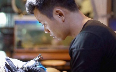 Lương thấp, một thầy giáo bỏ biên chế đi làm thợ xăm Tattoo