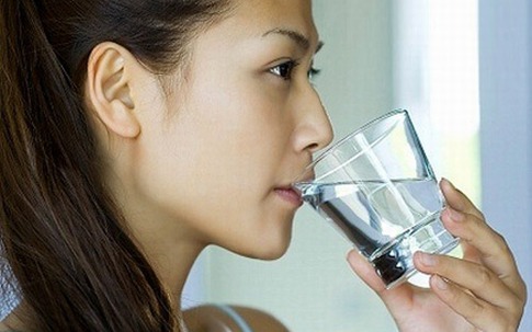 Uống nước trước và sau bữa ăn, có nên không?